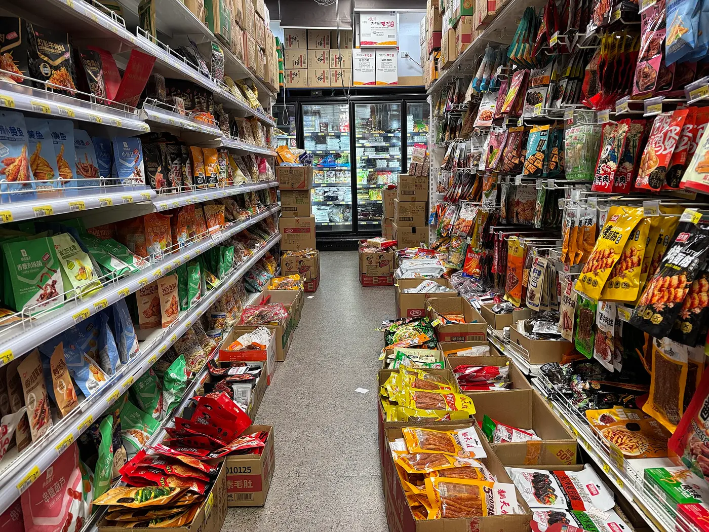 Les rayons d'un supermarché asiatique, sauces et nouilles
